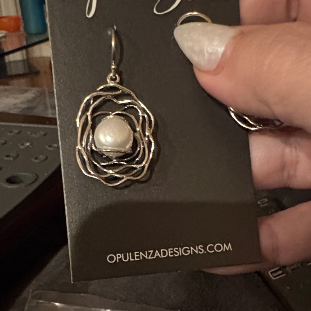 Sterling Silver .925 and  Pearl Nest Earrings, new, never worn. - Picture 2 of 4